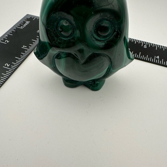 Natural malachite penguin carving - Picture 3 of 9